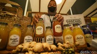 Tak hanya itu jamu jamuan seperti kunyit asem, wedang jahe, hingga beras kencur dapat dibeli lho.