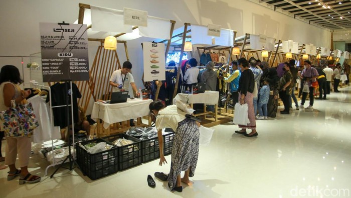 Deretan UMKM yang menjajakan produk-produk lokal mejeng di Ciputra Artpreneur, Jakarta, Sabtu (12/11/2022).