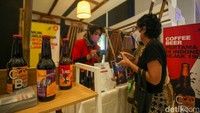 Pengunjung memilih produk umkm di Ciputra Artpreneur, Jakarta, Sabtu (12/11/2022).