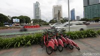 Kondisi layanan sewa sepeda digital Gowes atau Bike Sharing yang terbengkalai di Kawasan Bundaran Hotel Indonesia, Jalan Sudirman dan Jalan Merdeka Utara, Jakarta, Sabtu (12/11/2022).