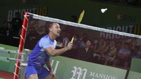 Bek legenda Chelsea itu terlihat antusias saat bermain bulu tangkis.