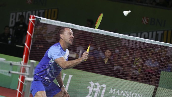 EKSHIBISI BRIGHTUP CUP 2022 Dua legenda sepakbola John Terry dan Alessandro Nesta terlihat asyik main bulu tangkis saat berkunjung ke Jakarta, Jumat (11/11/2022).