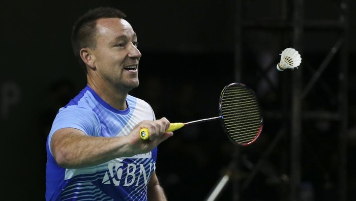 EKSHIBISI BRIGHTUP CUP 2022 Dua legenda sepakbola John Terry dan Alessandro Nesta terlihat asyik main bulu tangkis saat berkunjung ke Jakarta, Jumat (11/11/2022).