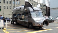 Berada di tengah kota, food truck yang satu ini justru memilih bentuk yang ekstrem. Bukan lucu atau kekinian, mobil food trucknya dibentuk mirip babi hutan. Foto: Carbuzz