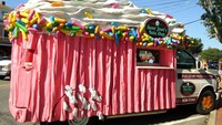 Bake shop keliling, begitu konsep yang diterapkan oleh food truck ini. Ingin menonjolkan muffin andalan mereka, bagian container mobilnya juga didesain mirip muffin berjalan. Foto: Carbuzz