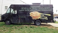 Seolah jatuh dari angkasa, food truck ini menyajikan sandwich yang begitu lezat. Semua makanan hingga mobilnya didesain seperti meteor yang menghantam bumi. Foto: Carbuzz