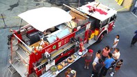  Bukan ada kebakaran, mobil pemadam kebakaran ini justru menjajakan pizza. Gayanya yang unik membuat banyak orang-orang penasaran untuk mengunjunginya. Foto: Carbuzz