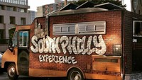 Tak terlihat seperti mobil, food truck ini justru tampak seperti tembok bergerak. Seolah berkamuflase, banyak camilan enak kekinian yang bisa dipesan di sini. Foto: Carbuzz
