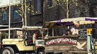 Catering yang berbentuk food truck ini tampil cukup menyeramkan. Mobil yang digunakan adalah mobil penjinak bom yang bikin jantung berdegup. Foto: Carbuzz