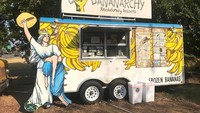Khusus menyajikan berbagai olahan pisang, food truck yang satu totalitas mengusung konsep pisang. Mobilnya juga dilukis penuh dengan pisang. Foto: Carbuzz