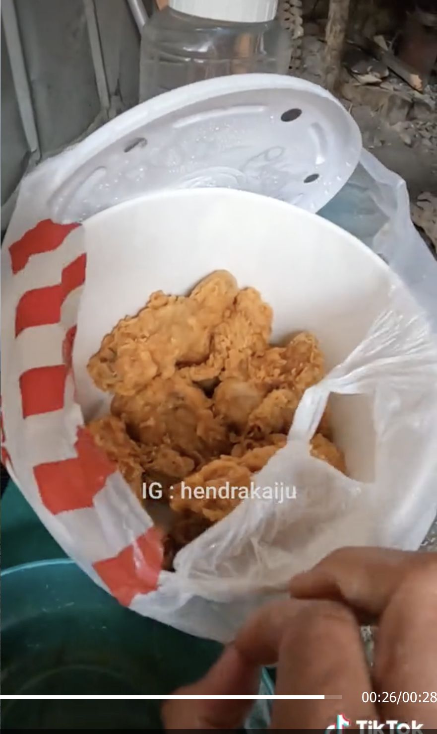Gokil! Polisi Ini Pesan KFC ke Pedalaman Papua Pakai Pesawat