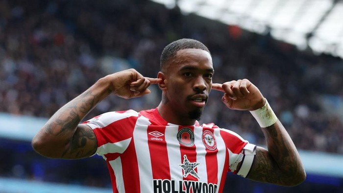MANCHESTER, ENGLAND - NOVEMBER 12: Ivan Toney of Brentford celebrates after scoring their teams second goal during the Premier League match between Manchester City and Brentford FC at Etihad Stadium on November 12, 2022 in Manchester, England. (Photo by Alex Livesey/Getty Images)