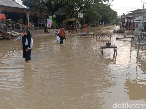Jalan Jakenan-Winong di  Desa Glonggong, Pati, ditutup karena banjir, Sabtu (12/11/2022) sore.