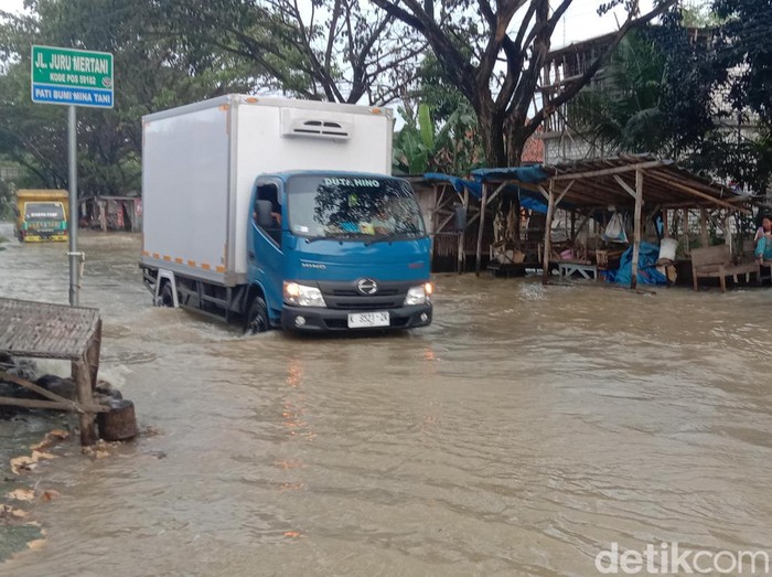 Jalan Jakenan-Winong di  Desa Glonggong, Pati, ditutup karena banjir, Sabtu (12/11/2022) sore.