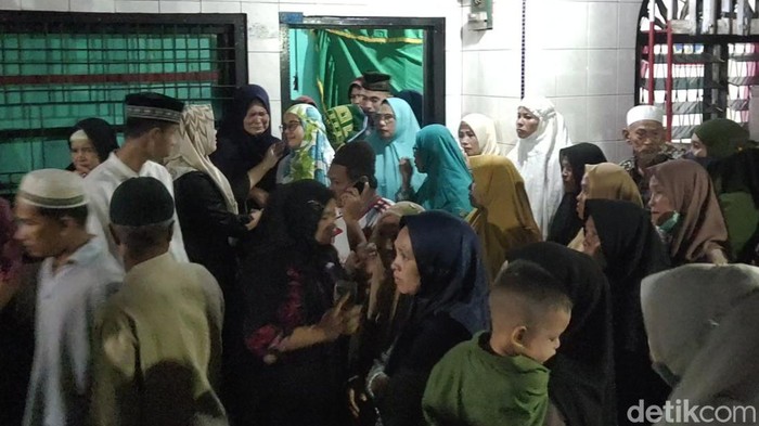 Jenazah korban tewas dibakar anak tiri saat tiba di rumah duka di Rantauprapat, Labuhanbatu.