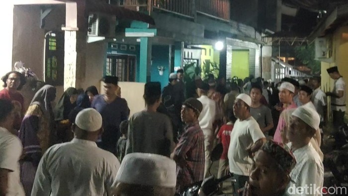 Jenazah korban tewas dibakar anak tiri saat tiba di rumah duka di Rantauprapat, Labuhanbatu.