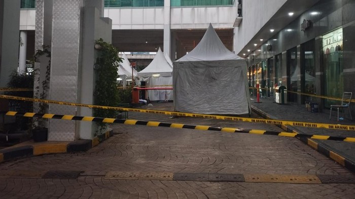 Seorang pria ditemukan tewas dari lantai 5 salah gedung mal di Jakarta Selatan (Jaksel). Jenazah pria tersebut sudah dievakuasi dan tempat kejadian perkara (TKP) digaris polisi.