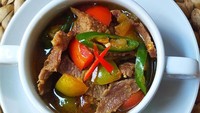 Mau bikin hidangan praktis? Tumis daging dengan paduan tomat dan sedikit cabe ini patut dibuat. Rasanya gurih, manis, dan pedas. Begini langkah membuat daging bumbu tomat. Foto: Lafitri Hasna Nasution