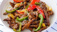 Layaknya menu di restoran China, kamu bisa bikin tumis daging lada hitam di rumah. Jangan lupa tambahkan paprika dan bawang bombay agar lebih enak. Dijamin jadi menu favorit keluarga. Ini resepnya. Foto: Nurul Octaviani
