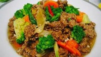 Tumisan daging cincang dengan sayuran ini bisa jadi inspirasi lauk komplet karena berisi protein dan sayuran. Yuk bikin untuk jodoh nasi hangat. Ini resepnya. Foto: Uyung Dhepy 