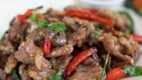 Paduan daging sapi empuk dengan bumbu cabe yang pedas nampol pasti memanjakan selera, apalagi ditambah daun kemangi yang wangi. Pakai beef sliced agar lebih cepat dimasak. Contek resepnya di sini. Foto: iStock