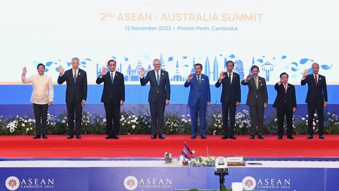 Presiden Joko Widodo (Jokowi) menghadiri KTT ke-2 ASEAN–Australia di Sokha Hotel, Phnom Penh, Kamboja. Sebagai mitra strategis dengan ASEAN, Australia dan ASEAN memiliki peran penting untuk membangun kawasan Indo-Pasifik yang stabil, damai dan sejahtera.