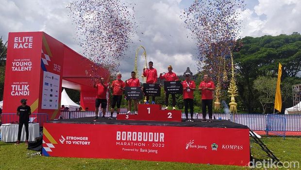 Juara Borobudur Marathon 2022 saat menerima hadiah, Sabtu (12/11/2022).