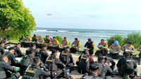 Kapolri Jenderal Listyo Sigit Prabowo menyempatkan makan lesehan bareng para Korps Brigade Mobile (Brimob). Momen Kapolri makan lesehan dengan nasi kotak itu dilakukan saat melakukan pengecekan Pos Pengamanan Nusa Dua Selatan jelang Konferensi Tingkat Tinggi The Groups of Twenty (KTT G20). Foto: I Wayan Sui Suadnyana