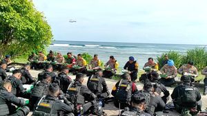 4 Potret Kapolri Makan Lesehan Bareng Brimob di Pos Pengamanan KTT G20