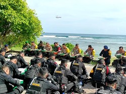 Kapolri Jenderal Listyo Sigit Prabowo menyempatkan makan lesehan bareng para Korps Brigade Mobile (Brimob). Momen Kapolri makan lesehan dengan nasi kotak itu dilakukan saat melakukan pengecekan Pos Pengamanan Nusa Dua Selatan jelang Konferensi Tingkat Tinggi The Groups of Twenty (KTT G20). Foto: I Wayan Sui Suadnyana