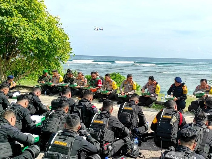 Kapolri Jenderal Listyo Sigit Prabowo menyempatkan makan lesehan bareng para Korps Brigade Mobile (Brimob). Momen Kapolri makan lesehan dengan nasi kotak itu dilakukan saat melakukan pengecekan Pos Pengamanan Nusa Dua Selatan jelang Konferensi Tingkat Tinggi The Groups of Twenty (KTT G20). Foto: I Wayan Sui Suadnyana