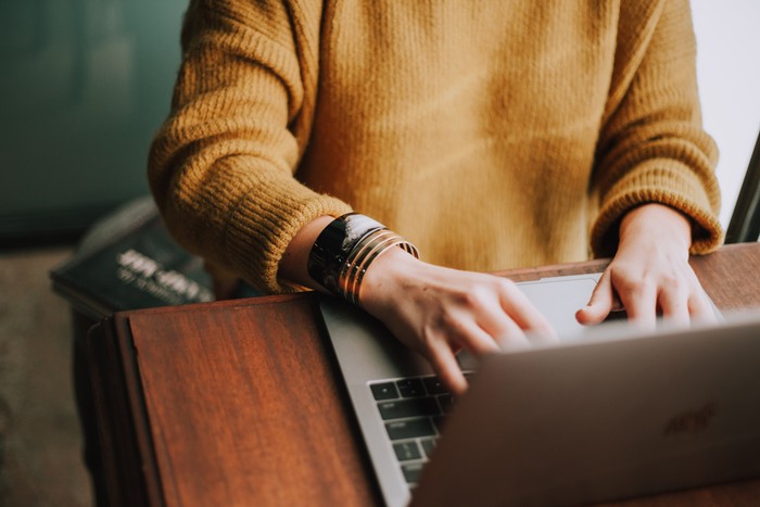 Kepanjangan CV adalah Curriculum Vitae. CV wajib dimiliki apabila seseorang ingin melamar pekerjaan serta mendaftar organisasi atau kepanitiaan sebuah acara.