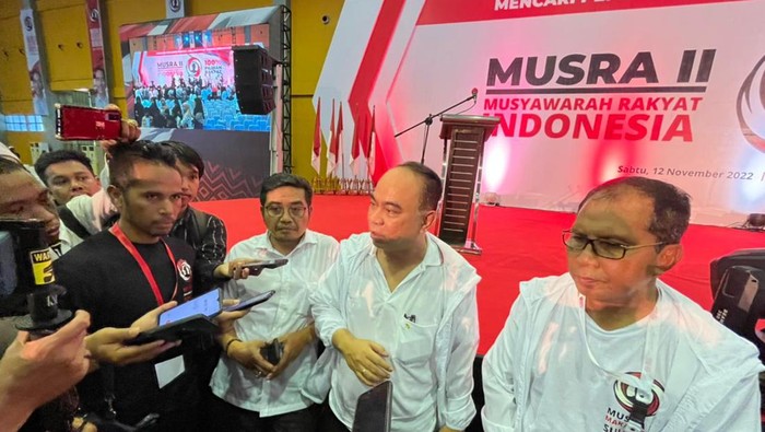 Ketua Umum Projo Budi Arie Setiadi didampingi Danny Pomanto memberikan keterangan kepada wartawan usai gelaran Musra di Makassar.