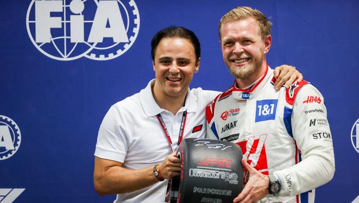 SAO PAULO, BRAZIL - NOVEMBER 11: Felipe Massa of Brazil congratulates Kevin Magnussen of Denmark and Haas on getting pole position during practice/qualifying ahead of the F1 Grand Prix of Brazil at Autodromo Jose Carlos Pace on November 11, 2022 in Sao Paulo, Brazil. (Photo by Peter J Fox/Getty Images)