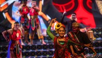 Kentalnya nilai-nilai kebangsaan dapat terlihat jelas dari aksi performer selama satu jam pertunjukan.