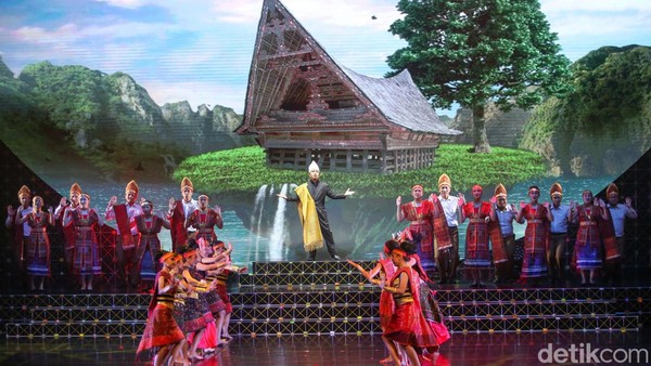 Didukung oleh tata cahaya dan desain panggung yang megah, Pagelaran Sabang Merauke mengusung konsep live performance yang menyajikan 22 lagu yang berisikan 21 lagu daerah dan satu lagu nasional dan dirangkai secara harmonis. Didukung oleh tata cahaya dan desain panggung yang megah, Pagelaran Sabang Merauke mengusung konsep live performance yang menyajikan 22 lagu yang berisikan 21 lagu daerah dan satu lagu nasional dan dirangkai secara harmonis.