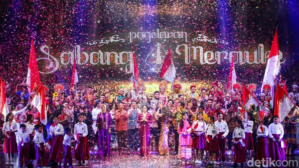 Pagelaran Sabang Merauke mendapat antusias tinggi dari masyarakat sehingga seluruh tiket sudah habis terjual jauh sebelum hari pementasan. Hasil penjualan tiket tersebut akan didonasikan ke yayasan kesenian. Pagelaran Sabang Merauke mendapat antusias tinggi dari masyarakat sehingga seluruh tiket sudah habis terjual jauh sebelum hari pementasan. Hasil penjualan tiket tersebut akan didonasikan ke yayasan kesenian.