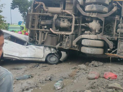 Kondisi bus dan mobil Avanza yang terlibat kecelakaan di Jalan Sragen-Ngawi, Desa Tunjungan, Sambungmacan, Sragen, Sabtu (12/11/2022) sore.