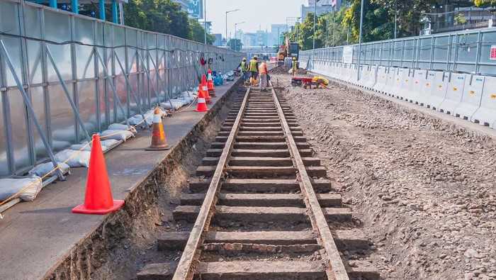 'Harta Karun' kembali ditemukan di proyek MRT Fase 2, Jalan Gajah Mada, Jakarta. Rel trem itu merupakan peninggalan kolonial Belanda.