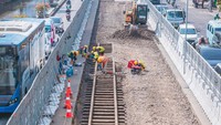 PT MRT Jakarta (Perseroda) bersama dengan tim ahli arkeologi dan kontraktor pelaksana konstruksi CP202 Shimizu-Adhi Karya Joint Venture (SAJV) telah menyusun metode pekerjaan penyelamatan temuan rel trem tersebut sesuai dengan ketentuan Undang-undang Nomor 11 Tahun 2010 tentang Cagar Budaya. Dok. PT MRT Jakarta