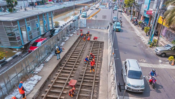 Lagi Bangun Jalur MRT, Eh... Ketemu 'Harta Karun' Ini 'Harta Karun' kembali ditemukan di proyek MRT Fase 2, Jalan Gajah Mada, Jakarta. Rel trem itu merupakan peninggalan kolonial Belanda.