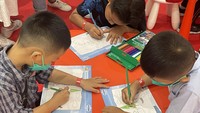 Kinder Joy Wonderland mengenalkan tema mainan baru mereka yakni Magic Castle dan Ice World. Aktivitasnya mulai dari kegiatan untuk mengasah motorik kasar seperti melatih kelincahan tubuh melewati tantangan di Inflatable Obstacle dan melakukan panjat tebing di Ice World Climbing. Lalu ada juga kegiatan melatih motorik halus seperti mewarnai gambar dan topeng di booth DIY Your Own Head Gear.