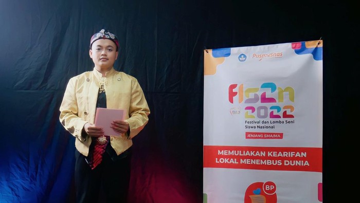 M Deni Maulana siswa SMAN 1 Cianjur saat mengikuti Festival dan Lomba Seni Siswa Nasional (FLS2SN).