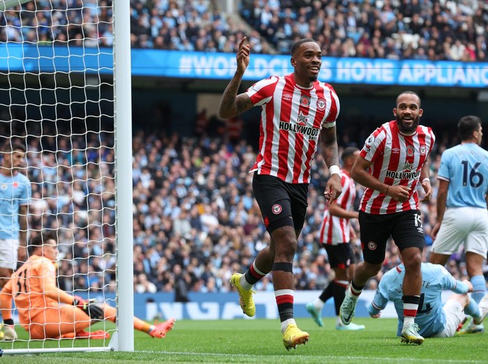 MANCHESTER, ENGLAND - NOVEMBER 12: Ivan Toney of Brentford celebrates after scoring their team's first goal during the Premier League match between Manchester City and Brentford FC at Etihad Stadium on November 12, 2022 in Manchester, England. (Photo by Alex Livesey/Getty Images)
