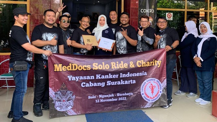 Meddocs chapter Solo merupakan komunitas dokter pehobi motor besar. Mereka tengah menggelar touring and charity dari Solo ke Surabaya.