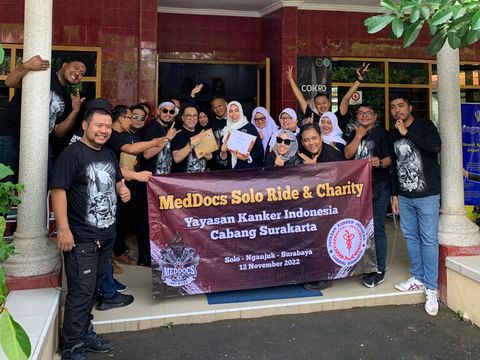 Meddocs chapter Solo merupakan komunitas dokter pehobi motor besar. Mereka tengah menggelar touring and charity dari Solo ke Surabaya.