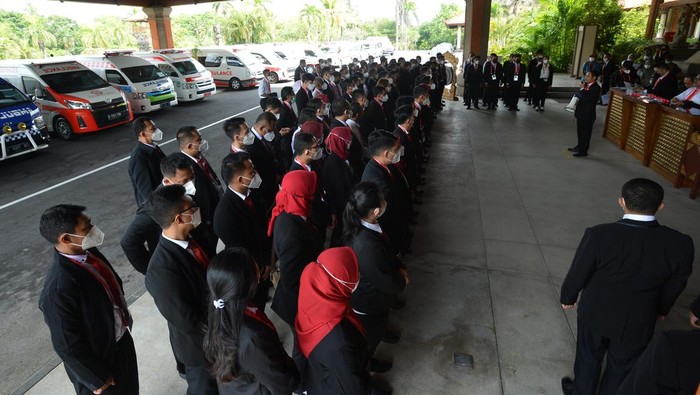 Melihat Persiapan Ambulans VVIP untuk KTT G20 Petugas memasang stiker kendaraan khusus pada salah satu ambulans VVIP untuk KTT G20 dalam apel dan pengarahan tim medis di Nusa Dua, Kabupaten Badung, Bali, Sabtu (12/11/2022). Sebanyak 41 mobil ambulans VVIP dan sekitar 160 orang tenaga medis dikerahkan untuk melayani kepala-kepala negara dan tamu VVIP lainnya yang menjadi pemimpin delegasi peserta KTT G20 pada 15 dan 16 November 2022 di Bali. ANTARA FOTO/Media Center G20 Indonesia/Aditya Pradana Putra/wsj/22.