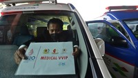 Petugas memasang stiker medical VVIP di bagian kaca pada salah satu ambulans VVIP.