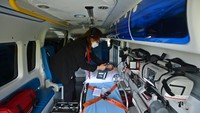 Petugas mengecek peralatan medis di salah satu ambulans VVIP.