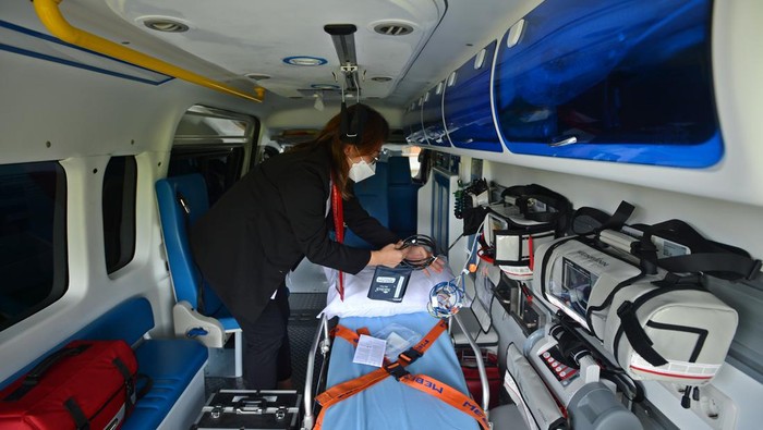 Petugas memasang stiker kendaraan khusus pada salah satu ambulans VVIP untuk KTT G20 dalam apel dan pengarahan tim medis di Nusa Dua, Kabupaten Badung, Bali, Sabtu (12/11/2022). Sebanyak 41 mobil ambulans VVIP dan sekitar 160 orang tenaga medis dikerahkan untuk melayani kepala-kepala negara dan tamu VVIP lainnya yang menjadi pemimpin delegasi peserta KTT G20 pada 15 dan 16 November 2022 di Bali. ANTARA FOTO/Media Center G20 Indonesia/Aditya Pradana Putra/wsj/22.